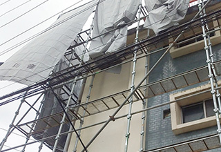 解体工事の足場が隣の建物に接触した際の補修義務と群馬での対策
